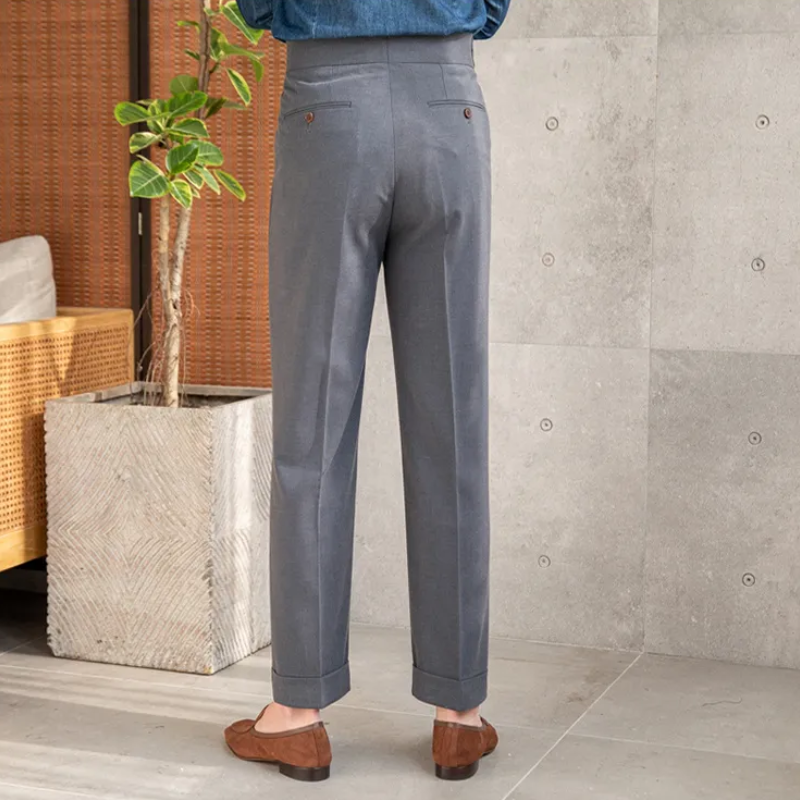 Anzughose mit seitlicher Weitenregulierung