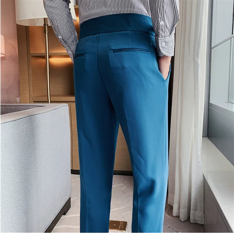 Schmale Hose mit seitlicher Weitenregulierung