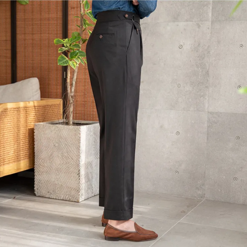 Anzughose mit seitlicher Weitenregulierung