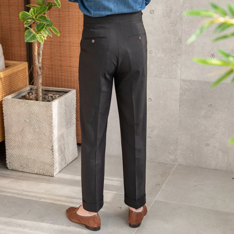 Anzughose mit seitlicher Weitenregulierung