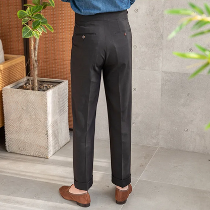 Anzughose mit seitlicher Weitenregulierung