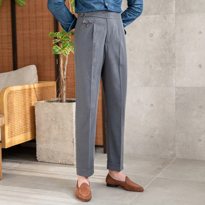 Anzughose mit seitlicher Weitenregulierung