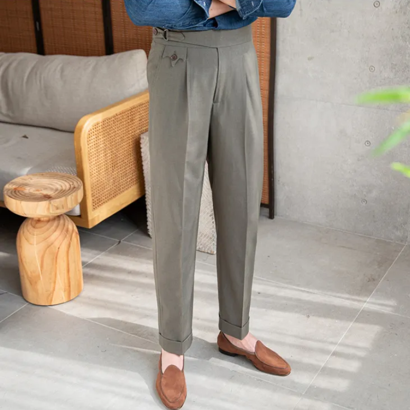 Anzughose mit seitlicher Weitenregulierung