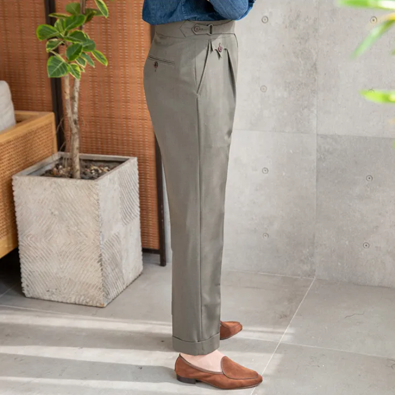 Anzughose mit seitlicher Weitenregulierung