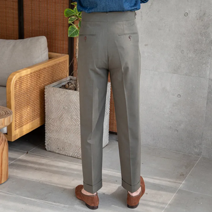 Anzughose mit seitlicher Weitenregulierung