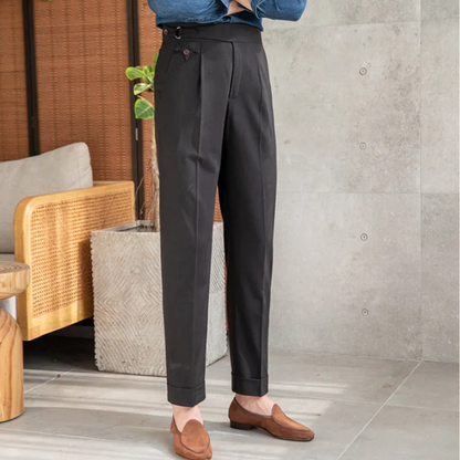 Anzughose mit seitlicher Weitenregulierung