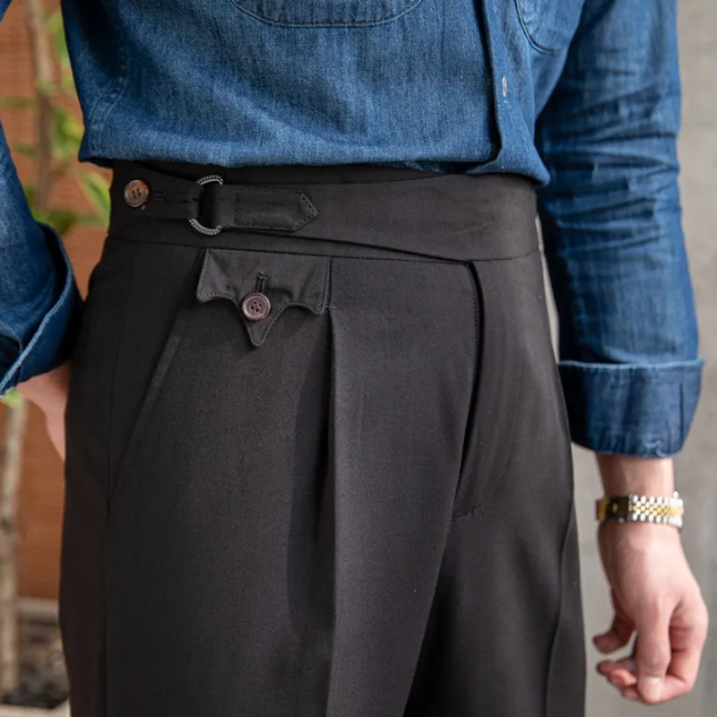 Anzughose mit seitlicher Weitenregulierung