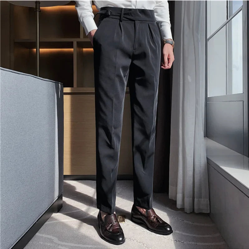 Schmale Hose mit seitlicher Weitenregulierung