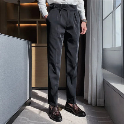 Schmale Hose mit seitlicher Weitenregulierung