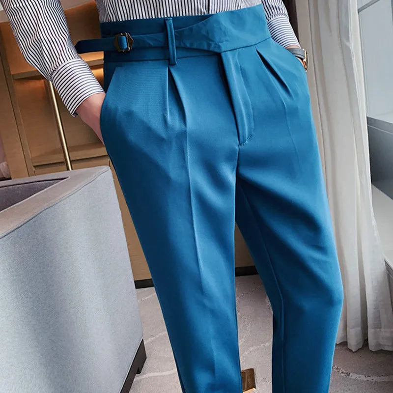 Schmale Hose mit seitlicher Weitenregulierung