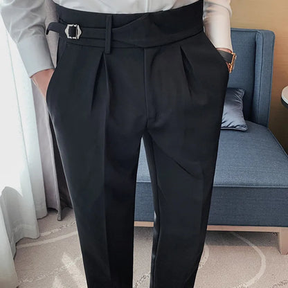 Schmale Hose mit seitlicher Weitenregulierung