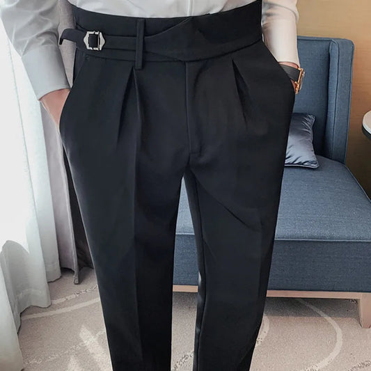 Schmale Hose mit seitlicher Weitenregulierung