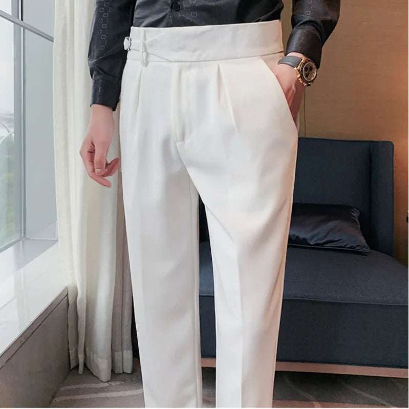 Schmale Hose mit seitlicher Weitenregulierung