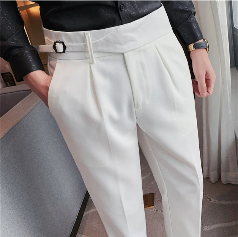 Schmale Hose mit seitlicher Weitenregulierung