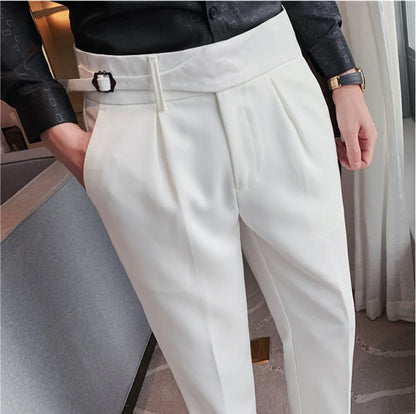 Schmale Hose mit seitlicher Weitenregulierung